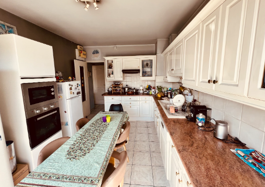 Cuisine équipée avec espace repas